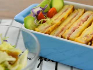 7、不只是一份煎蛋吐司，还有均衡的营养和生活的惬意,配合一份调至好的沙拉，美味大成！