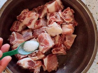 1、香烤排骨,排骨斩小块，洗净沥干水分，放盐