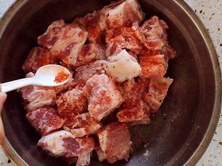 2、香烤排骨,放入辣椒粉
