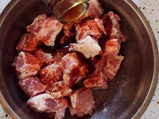 3、香烤排骨,放入蚝油