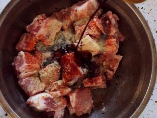 5、香烤排骨,放入生抽