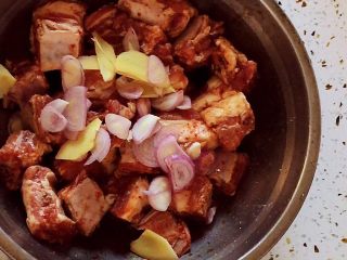 6、香烤排骨,放入葱姜