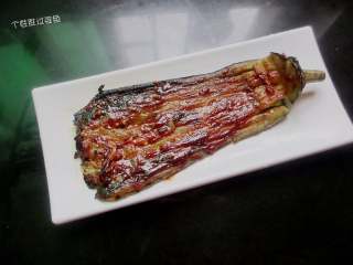 6、蒜蓉烤茄子,调制酱料,两勺蒜蓉辣酱,半勺甜面酱,一勺生抽,一勺蚝油,一勺糖拌匀,抹在茄子上