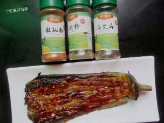 7、蒜蓉烤茄子,准备喜欢的烧烤料