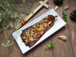 11、蒜蓉烤茄子,我发现用勺子先刮一下,茄子肉就跟皮轻松地分离了,吃起来更方便~