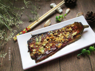 10、蒜蓉烤茄子,软糯的茄子上面堆满了味道浓郁的调料,尤其是那蒜蓉碎啊,和茄子一起吃,那口味绝对会让人上瘾啊 !