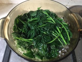4、凉拌红薯叶,用筷子快速搅拌红薯叶在沸水里煮熟均匀，全程大火，不加盖煮，加入红薯叶后的水再次沸腾，红薯叶就差不多煮熟好了，不要煮得太久，煮烂了红薯叶就没有口感了。