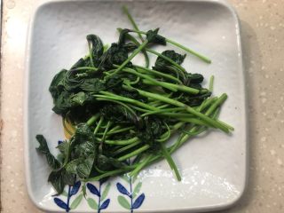 6、凉拌红薯叶,用一个较大的盘子倒入红薯叶，盘子大点有利于搅拌。