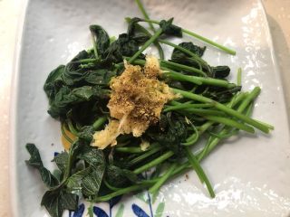 8、凉拌红薯叶,撒上花椒粉。