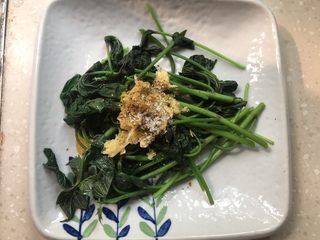 9、凉拌红薯叶, 撒上白糖。