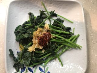 10、凉拌红薯叶,倒入油辣子。