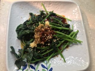 12、凉拌红薯叶,最后撒上白芝麻即可食用。