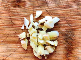 5、能吃两碗饭的下饭菜-宫保鸡丁,姜、蒜切丁。