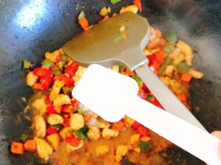 15、能吃两碗饭的下饭菜-宫保鸡丁,加入1勺糖。(因拌饭酱和酒鬼花生本身会咸,就不另外加盐)