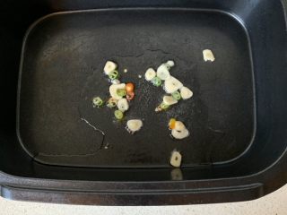 7、酸汤肥牛,蒜片爆香