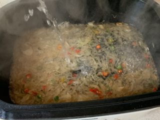 10、酸汤肥牛,加适量水，煮开