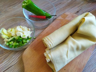 1、香辣干豆腐,准备食材