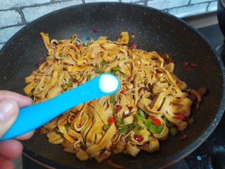 10、香辣干豆腐,盐，味精，炒匀即可