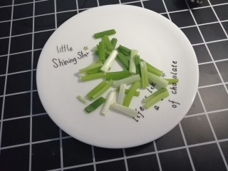 4、西红柿炖金针菇,香葱切段