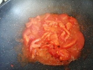 8、西红柿炖金针菇,翻炒至出汤汁