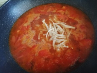 11、西红柿炖金针菇,大火烧开转中小火炖五分钟左右