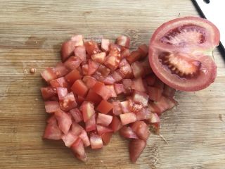 3、暖心快手汤,西红柿金针菇肥牛汤,西红柿切粒。