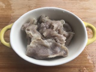 6、暖心快手汤,西红柿金针菇肥牛汤,先把肥牛卷焯熟捞出。