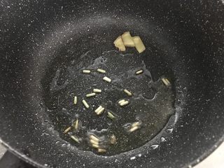 7、暖心快手汤,西红柿金针菇肥牛汤,中火,锅里倒入油,把葱姜放入炒香。