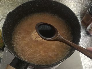 11、暖心快手汤,西红柿金针菇肥牛汤,加入生抽。