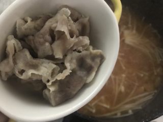 13、暖心快手汤,西红柿金针菇肥牛汤,再加入肥牛卷,煮1分钟。