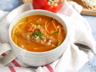 14、暖心快手汤,西红柿金针菇肥牛汤,盛出来,加入葱花趁热喝。