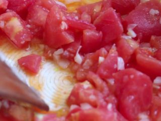 9、茄汁黄豆,放入西红柿丁翻炒变软出沙。