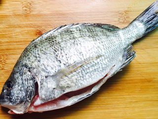 1、美味家烧+红烧鱼,黑雕鱼，刮净鱼鳞掏清内脏清洗干净