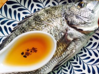 3、美味家烧+红烧鱼,淋上两勺料酒