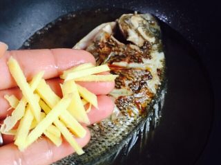 15、美味家烧+红烧鱼,放入剩余的姜丝