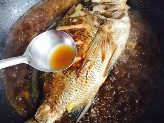 16、美味家烧+红烧鱼,用汤勺将汤汁淋在鱼身上