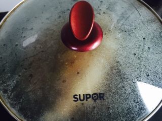 17、美味家烧+红烧鱼,盖上锅盖焖煮七分钟即可