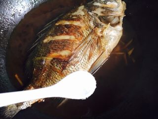 18、美味家烧+红烧鱼,出锅前1/2小茶匙味精