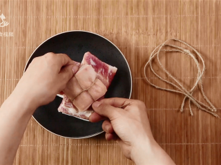 2、乌龙茶香东坡肉，肥而不腻的经典名菜,绑好五花肉