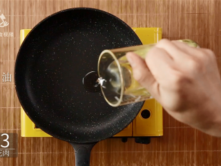 4、乌龙茶香东坡肉，肥而不腻的经典名菜,热锅倒适量食用油