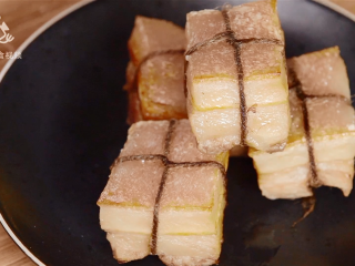 5、乌龙茶香东坡肉，肥而不腻的经典名菜,将五花肉煎至四面金黄