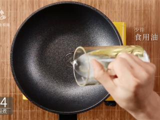 6、乌龙茶香东坡肉，肥而不腻的经典名菜,热锅倒适量食用油