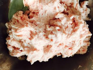 2、鱼香茄饼,准备一个大的干净盘,把绞好的肉放入干净盆中