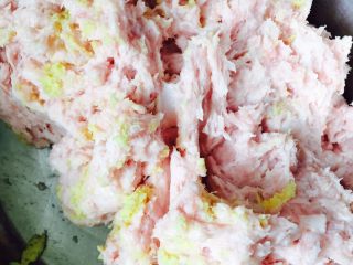 3、鱼香茄饼,将老姜磨成姜蓉倒入肉末中搅拌均匀