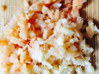 7、鱼香茄饼,泡姜切碎备用