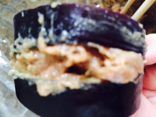 16、鱼香茄饼,将肉馅依次塞入茄片中间