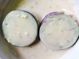 17、鱼香茄饼,再将茄片放入淀粉水中沾满淀粉糊