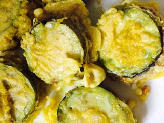 20、鱼香茄饼,炸好的茄饼沥干油,捞出备用