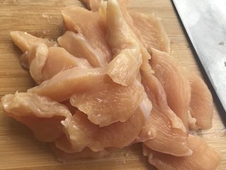 2、快手减脂餐,杂蔬鸡肉小方,切条。