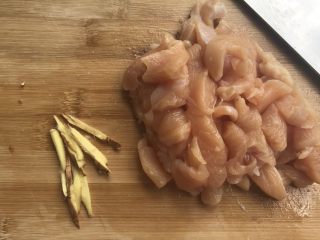 3、快手减脂餐,杂蔬鸡肉小方,姜切蓉,鸡胸肉再切丁。